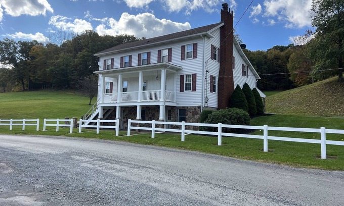Tyrone Casa | ✔️4 bdr 1860 house/families/lg yard parking/quiet/fishing pond/walking trails