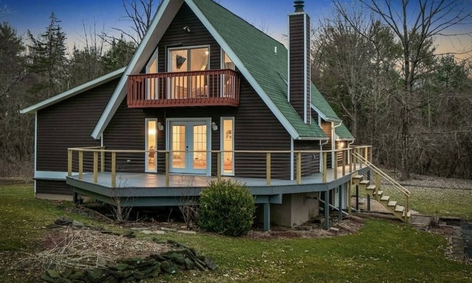 Athens Casa | 4 Bdrm, 2 BA Cabin w/ MTN view 🏔 near Hudson, NY!