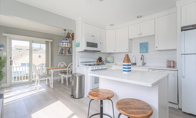 Brigantine Cabaña | 4 bdrm , 2 bath beach house 1 1/2 blocks from beach!