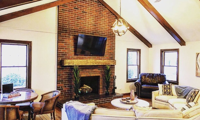 Geneva-on-the-Lake Casa | 4 BDRM LAKE LODGE, SLEEPS 12, RIGHT IN THE HEART OF THE GOTL STRIP