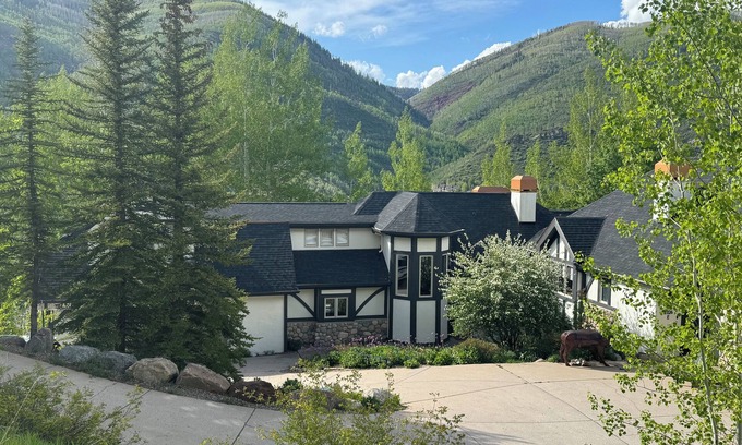 Highland Meadows Casa | 4 hab + loft, 4. 5 baños West Vail Mountain Tudor duerme 13!