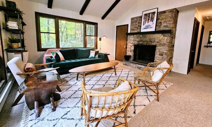 Lake Harmony Estates Casa | 4 Bdrm Mid Century Modern in Lake Harmony!