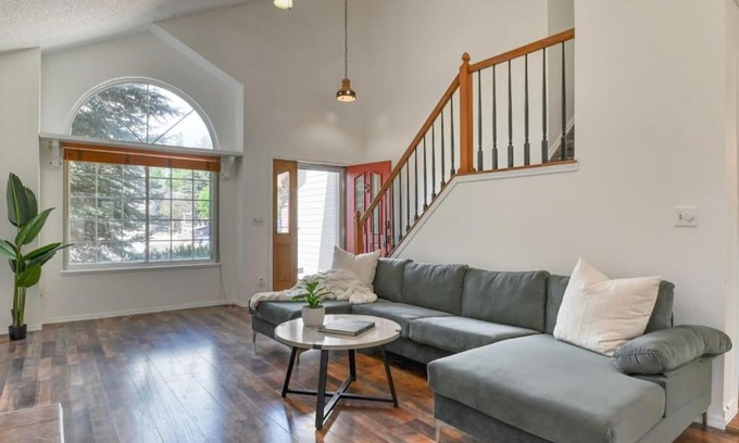 Colorado Springs Casa | 4 Bdrms, fenced back yard, Pool Table and Mtn Views