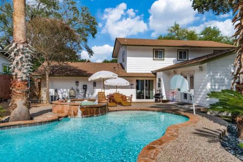 North San Antonio - SAT Casa | 4 Bdrms Heated Pool, Hot Tub, 10 Minutes to Downtown