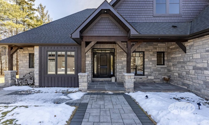 Oro Station Cabaña | 4 bed 3 bath cottage on Lake Simcoe, Southwest Exposure! Boathouse!