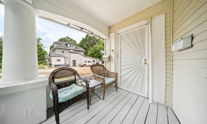 Akron Apartamento | 4 Bed 1 Bath Apt in Akron's North Hill Area