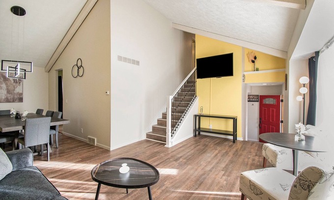 Millard Casa | 4 Bed; 2.5 Bath ; 940 Mbps ; Fenced Yard ; Grill