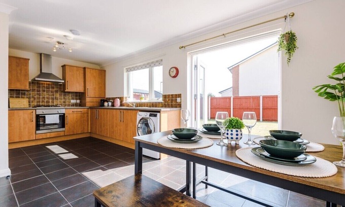 Liverpool Casa | 4 Bed+2.5 Bath|Contractors + Groups| Free Parking!