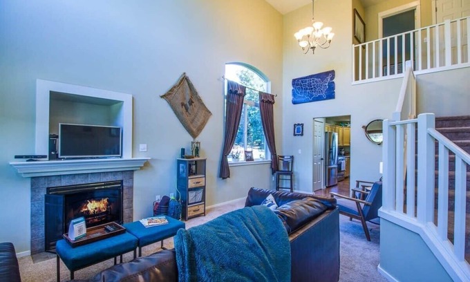 Boyd Acres Casa | 4 habitaciones en 3/4 de Acre en Bend, Se aceptan mascotas con bañera de hidromasaje y gran pozo de fuego
