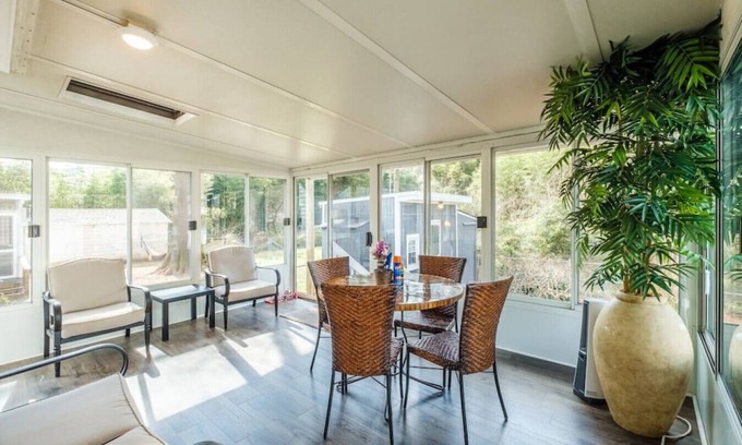 Commonwealth Park Casa | 4 bed/2 bath home with a 3-season sunroom with a variety of nice amenities