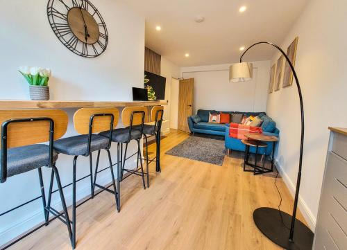 Valentines Casa | 4 bed 2 bath Spacious House with 2 Driveway parking in Ilford London