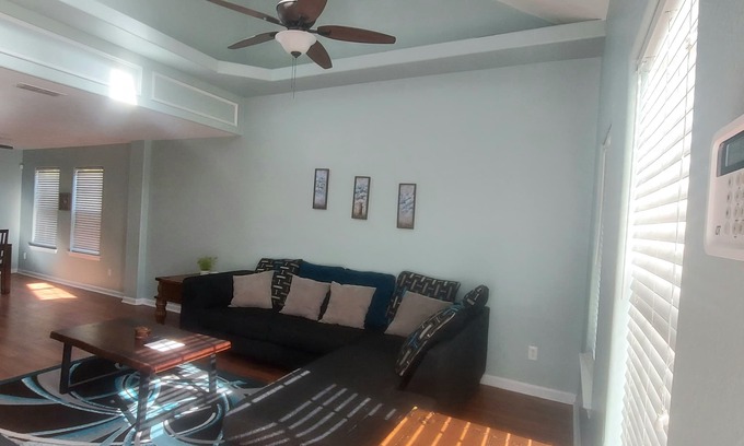 Tallahassee Condominio | 4 Bed 3.5 bath with king bed and jacuzzi tub!