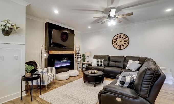 Spanish Wells Casa | 4 Bed 35 BA 1K 3Q 2T Sleeper Sofa Park 3 Cars Bikes & Beach Gear included