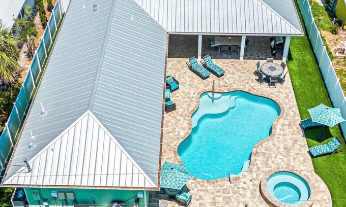 Port Canaveral Casa | 2800 pies cuadrados 4 habitaciones 4 baños Casa junto a la playa con piscina climatizada / spa, piscina con mesa y carrito de golf