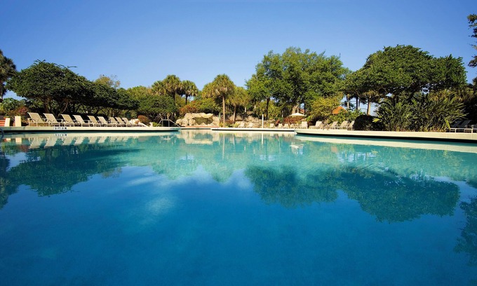 Florida Central Atlantic Coast Complejo | Greenside Oasis: 4BR Golf + Waterfront Villa