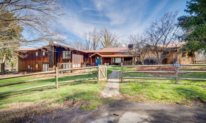 Kingsport Casa | 4 bed 4 bath pool and hot tub overlooking the river