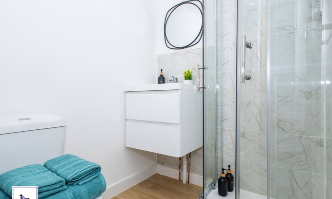 Lofthouse Apartamento | 4 Bed 5 Bath - On Street Parking - Fast Wi-Fi - Self Check-in