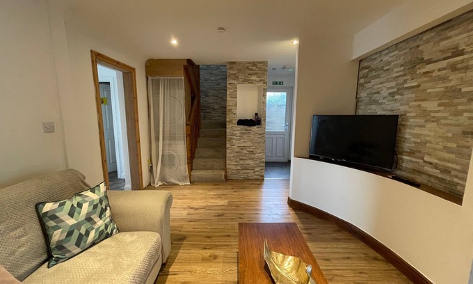 Shephall Casa | 3-Bed Barnwell Retreat- Sleeps 6, Garden & Parking