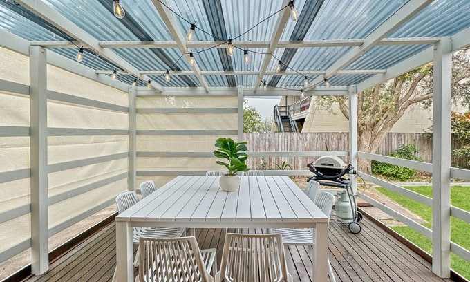 Tomakin Casa | 4-Bed Beach House with Garden & Alfresco Dining