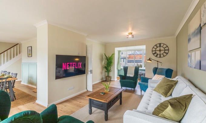 Winchester Casa | 4 Bed City House with Private Garden and Parking