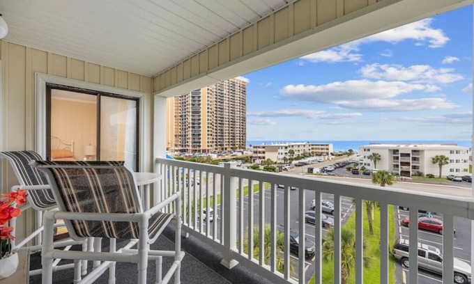 Myrtle Beach Apartamento | 4-Bed Condo with Pool- Blue's Oceanview Escape