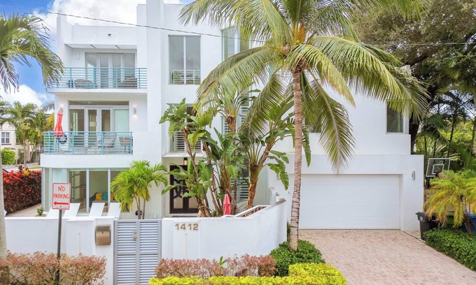 Colee Hammock Casa | 4-Bed + Den with pool in Las Olas, Ft Lauderdale