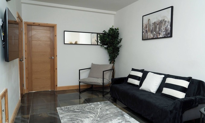Failsworth Casa | 4 Bed Failsworth Home, 2.5 Bathrooms including Free Parking, Workspaces