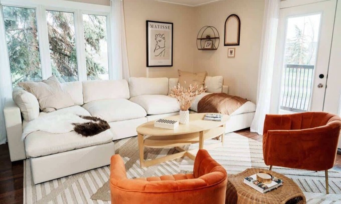 Kensington Casa | 4 Bed Home Along River Near DT, AC, Hot Tub