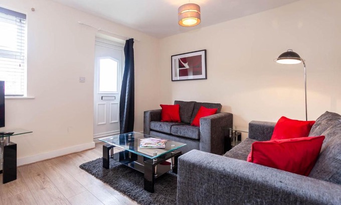 Latchford Casa | 4 bed home, driveway parking ideally located in Latchford, Warrington - Executive St Marys House