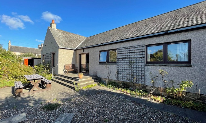 Leven Casa | 4 bed house in Elie centre, off street parking, enclosed garden, close to beach.