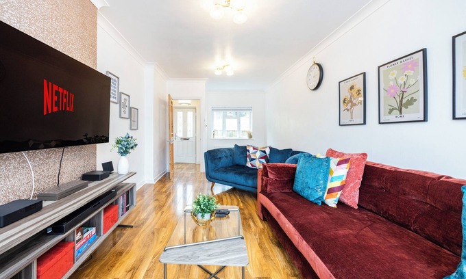 Caterham Casa | 4 Bed House | Caterham | Sleeps 8 | Contractors | Families