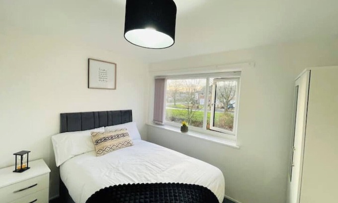 Wakefield Casa | 4 bed house in Wakefield - perfect for contractors
