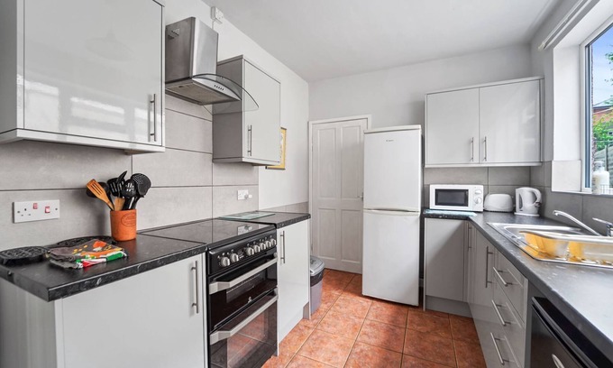 Wolverhampton Apartamento | 4 Bed House in Wolverhampton Your Home From Home