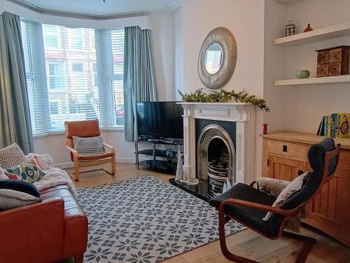 Bare Casa | 4 Bed house Sea Views Benji's by the beach