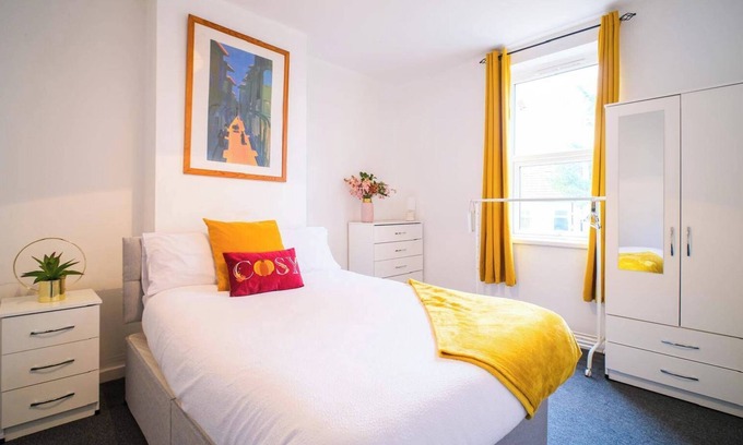 Hanham Casa | 4 Bed House Sleeps 7-Free Parking- Contractors
