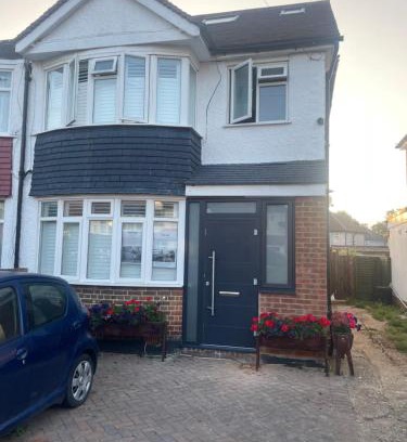 Whitton Casa | 4 bed house walking distance to Twickenham Rugby Ground and Whitton High St