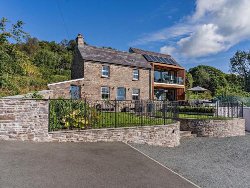 Bwlch Casa | 4 Bed in Bwlch 90596