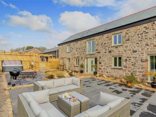 Redruth Casa | 4 Bed in Falmouth 85825