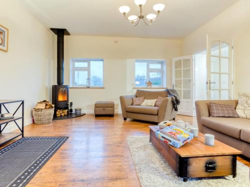 Bideford Casa | 4 Bed in Parkham 76452