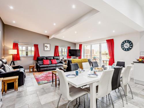 Wedmore Casa | 4 Bed in Wedmore 58843