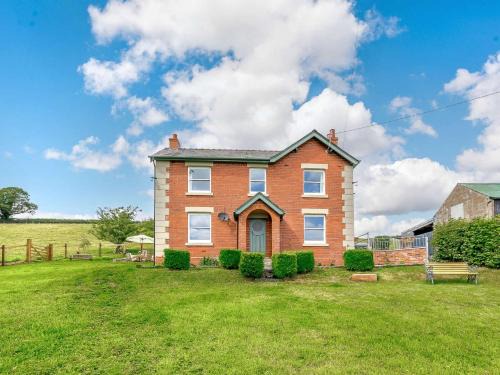 Llanfair Caereinion Casa | 4 Bed in Welshpool 89012