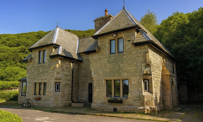 Bolton Casa | 4 Bed Retreat-Sleeps 7-Parking-Garden-Lake Views