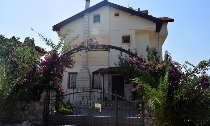 Hisaronu Villa | Villa de 4 dormitorios con piscina privada y vistas a la montaña. 5 minutos a pie de Hisaronu