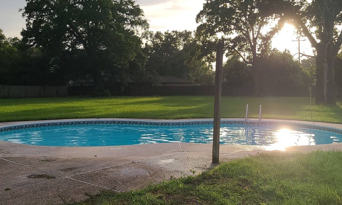 Orange Park Casa | 4 bedroom, 1 acre, pool, 4 min to hospital & medical