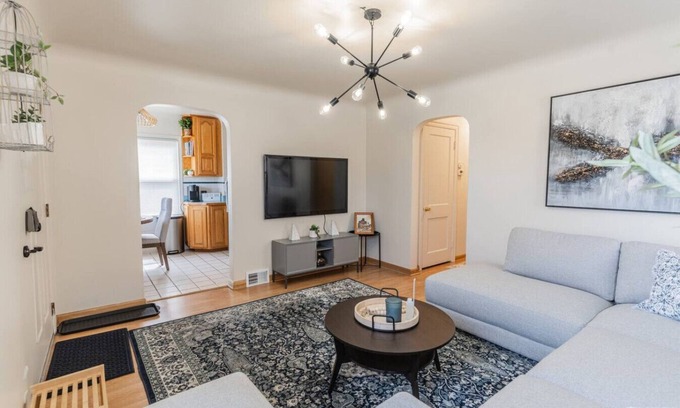 Dearborn Casa | 4 Bedroom 2 and a half bath that Sleeps 8 Near it all Ford Telegraph