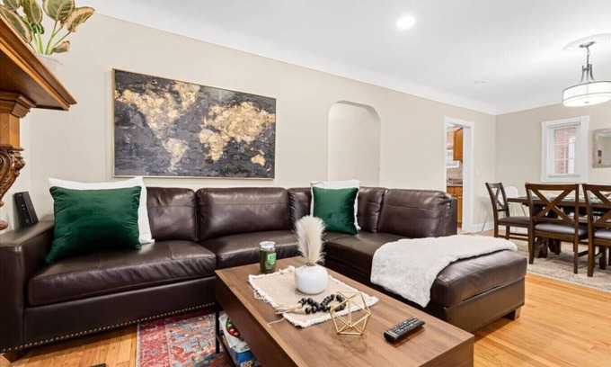 Dearborn Casa | 4 Bedroom 2 Bath Middle of it all Sleeps 8 plus