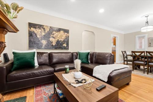 Dearborn Casa | 4 Bedroom 2 Bath Middle of it all Sleeps 8