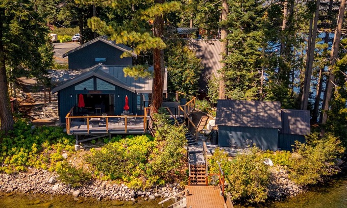 Truckee Casa | 4 dormitorios, 2 baños, capacidad para 12 personas. Frente al lago Donner con muelle privado. DLR # 035