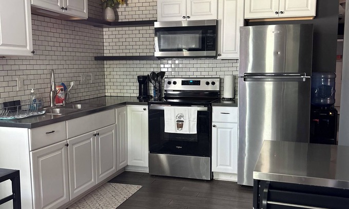 Lawrence Casa | 4-bedroom, 2-bathroom family home, easy access to food, shopping, fun!