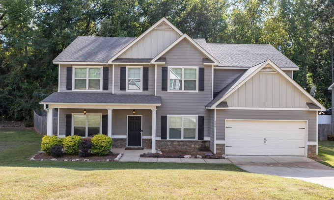 Opelika Casa | 4 bedroom/3 bath home with bonus spaces close to everything you need or want!